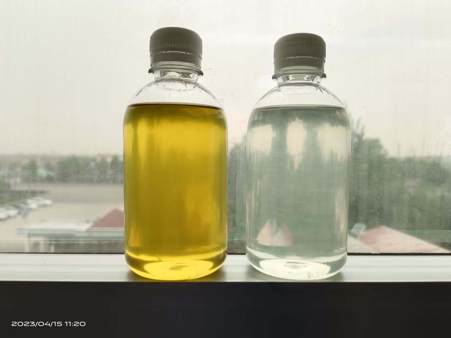 半合成切削液1比20稀釋對(duì)比圖 左邊原液.jpg 半合成切削液1比20稀釋對(duì)比圖 左邊原液.jpg